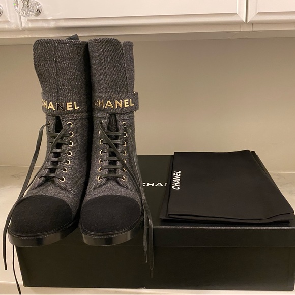 CHANEL Fall-Winter 2021 dark grey/black lace up tweed boots - Picture 6 of 7